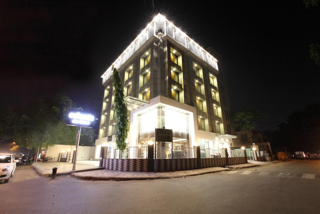 Celestia The Hotel Ahmedabad Buitenkant foto